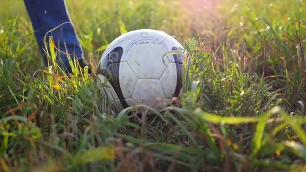 Pés bateu uma bola de futebol perto — Vídeo de Stock