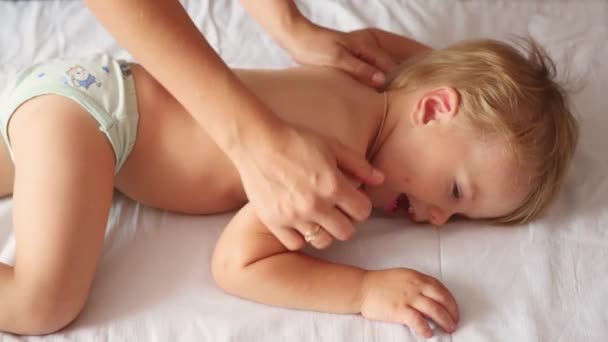 El niño está haciendo masaje de espalda — Vídeo de stock
