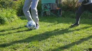Novosibirsk, Rusya - Eylül 21,2016: Grup sokak futbol oynayanlar