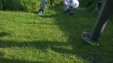 Novosibirsk, Rusya - Eylül 21,2016: Grup sokak futbol oynayanlar