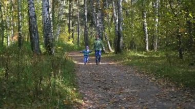 Çocuk Park yolundaki sonbaharda sen git