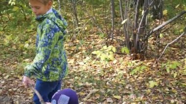 Çocuk Park yolundaki sonbaharda sen git