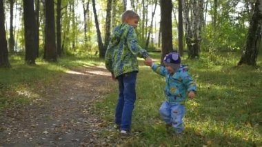 Çocuk sonbahar Park oynarken iyi eğlenceler