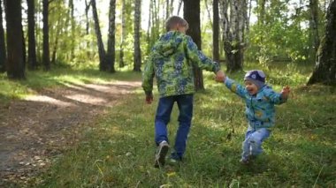 Çocuk sonbahar Park oynarken iyi eğlenceler