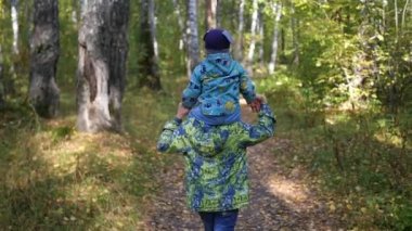 Çocuk Park yolundaki sonbaharda sen git