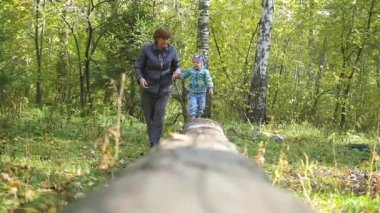 Büyükanne parkta yürüyüş çocuk ile