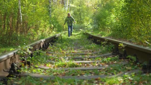 Il bambino gestito per ferrovia — Video Stock