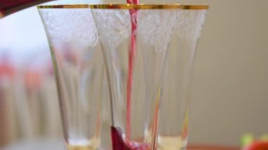 kırmızı şarap gözlük içine dökülür varlık