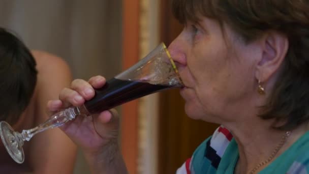 Mujer bebiendo vino tinto. Primer plano de vídeo con vaso de vino . — Vídeos de Stock