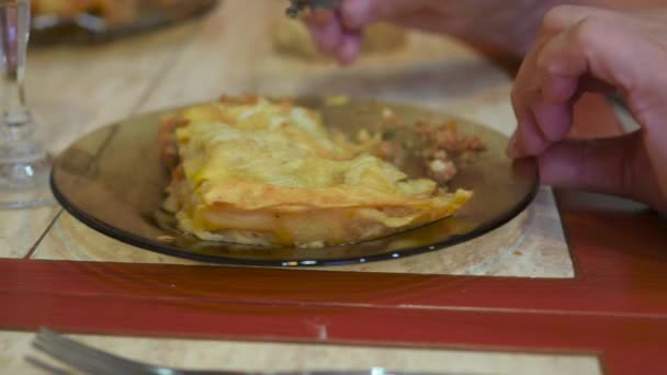 Mujer come comida con un primer plano tenedor — Vídeo de stock