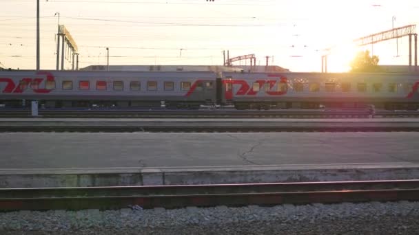 NOVOSIBIRSK, RÚSSIA - 30 de setembro de 2016: O trem está atravessando uma ferrovia — Vídeo de Stock