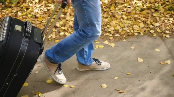 Mannen med resväska gående på trottoaren — Stockvideo