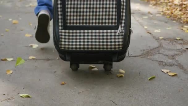 Mannen med resväska gående på trottoaren — Stockvideo