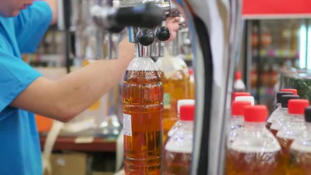 El vertido de cerveza de barriles en botellas en la tienda — Vídeos de Stock