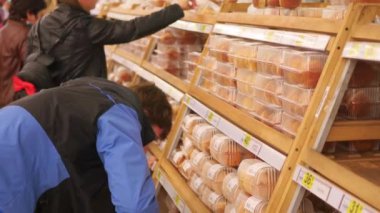 Novosibirsk, Rusya Federasyonu - Ekim 2,2016: taze pişmiş mal seçin