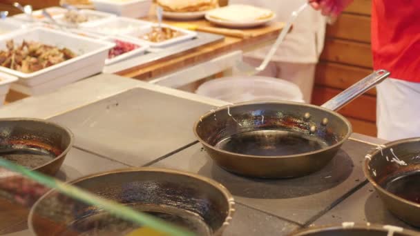 Faire cuire des crêpes russes dans un restaurant de restauration rapide — Video