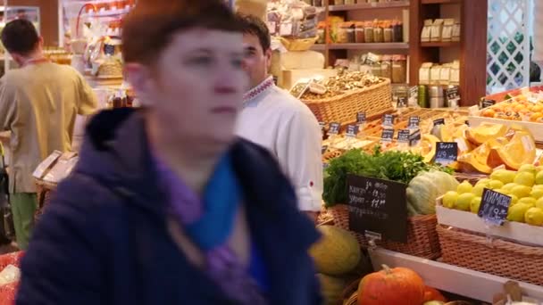НОВОСИБИРСК, РОССИЯ - 2 октября 2016 года: крупная продовольственная ярмарка свежих продуктов — стоковое видео