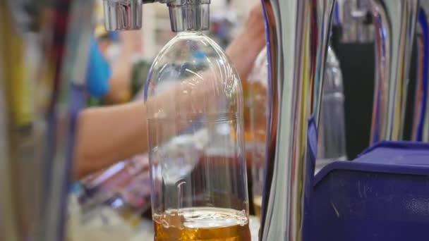 Einschenken von Bier aus Fässern in Flaschen im Laden — Stockvideo