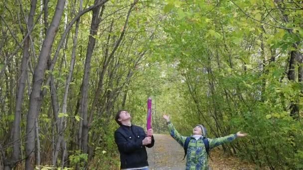 Man met kinderen zijn exploderende partij kraker in het park — Stockvideo