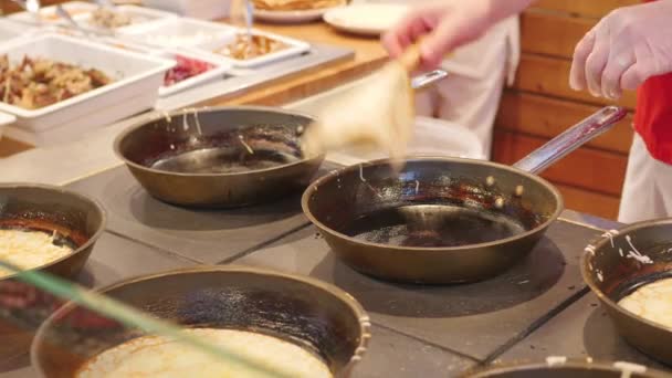 Hornear panqueques rusos en un restaurante de comida rápida — Vídeos de Stock