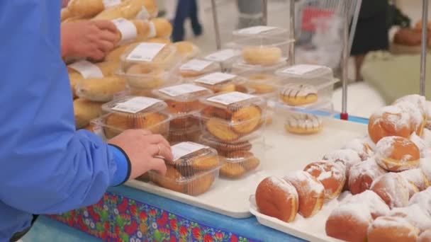 Válasszon a frissen sült áru a szupermarketben — Stock videók