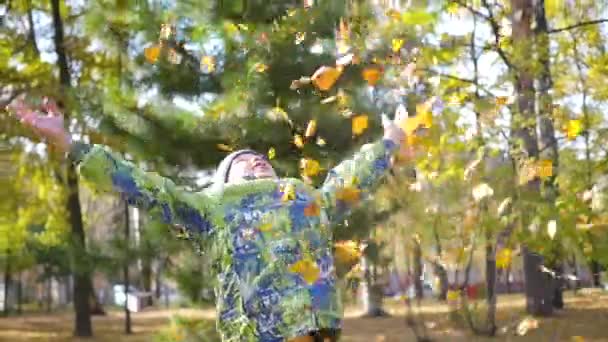 l'enfant vomit sur une feuille jaune dans le parc 