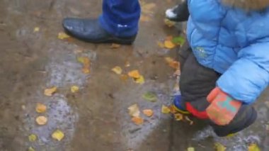 ayakları ıslak kaldırımda sonbahar anda çalışacak.