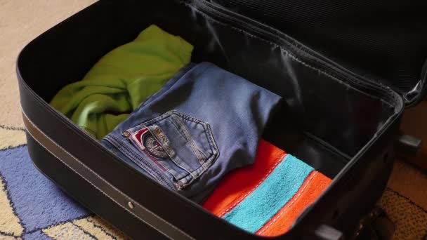 Femme met des choses dans une valise — Video