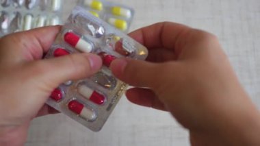 Kız bir tıbbi tedavi ambalajından dan alır.