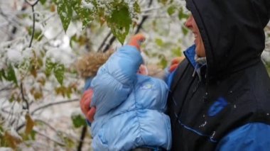 adam ve çocuk çalış bir karlı ağaç dalı ile