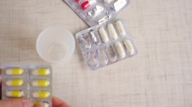 Kız bir tıbbi tedavi ambalajından dan alır.