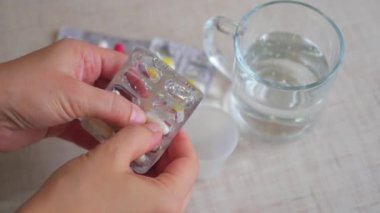 Kız bir tıbbi tedavi ambalajından dan alır.