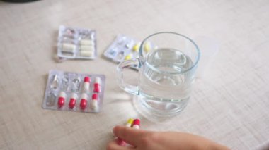 kadın ilaç alır ve suyu içer