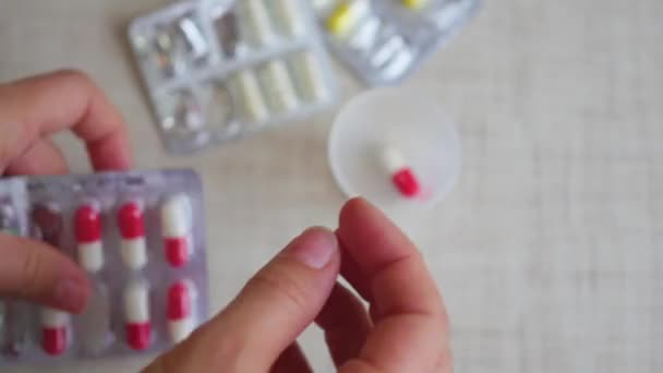 Chica obtiene una cura médica de su embalaje — Vídeo de stock