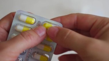 Kız bir tıbbi tedavi ambalajından dan alır.