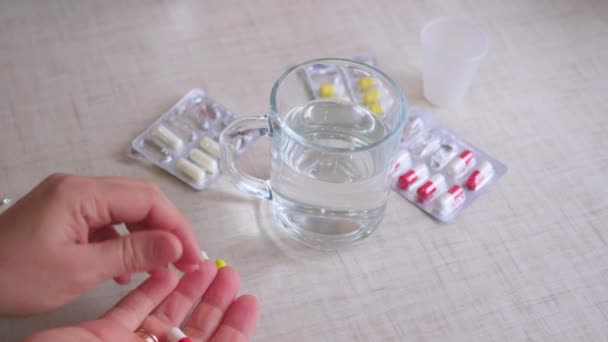 femme prend des médicaments et boit de l'eau 