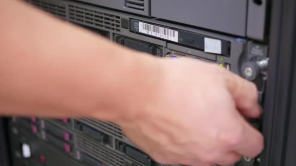 Ingeniero realiza trabajos de mantenimiento en la sala de servidores — Vídeos de Stock
