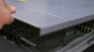 Bu mühendis sunucu odası bakım çalışmaları yürütmektedir