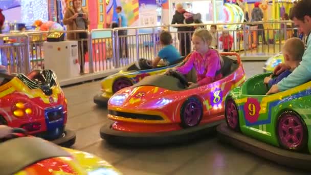 Novosibirsk, Rusko - říjen 15,2016: děti bavilo a baví — Stock video
