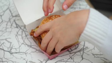 adam et ve Yeşiller ile bir sandviç alır