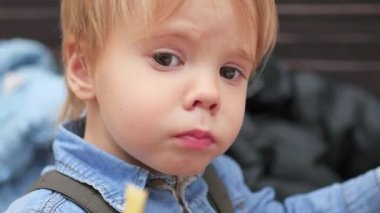 Çocuk bir fast food Restoran closeup, kızarmış patates yiyor