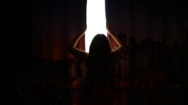 perdeleri ve güneş ışığında dans kız açar