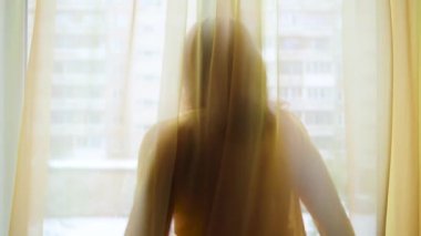 Eğleniyor kız vasıl belgili tanımlık pencere güneş ışığı altında dans