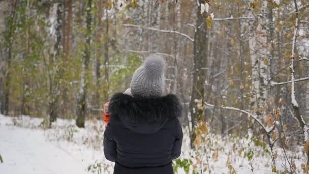 Παίζοντας με το μωρό στο χειμερινό πάρκο μητέρας — Αρχείο Βίντεο