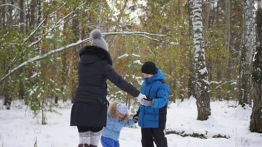 Mutlu aile kış parkında eğleniyor.
