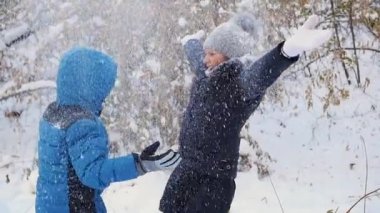 kız ve çocuk atma kendini kar ve kış parkta beğenir