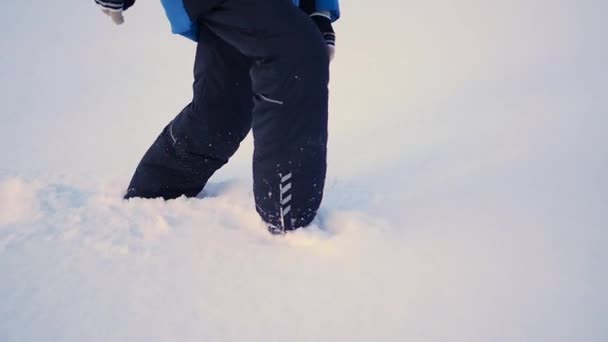 Nohy jsou pohřbeni v detailním sníh — Stock video