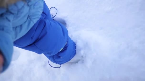 Benen är begravda i snö närbild — Stockvideo