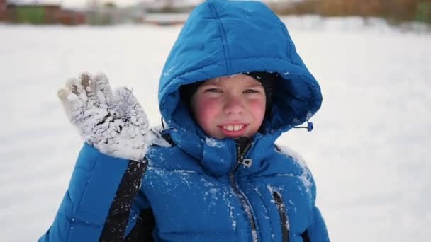 Kind stehend und süß lächelnd im Winter. — Stockvideo