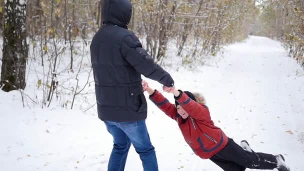 Ο πατέρας γυρίζει παιδί στο χειμερινό πάρκο — Αρχείο Βίντεο